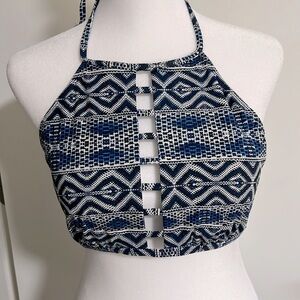 La Blanca Halter Bikini Top. Geometric. Adjustable closure w/ tie neck. Si…